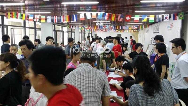 协安蓝郡业主在交付现场 14.6.29