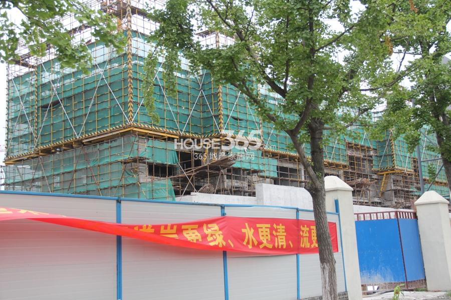 高运莱茵传奇施工大门实景图 2014.7摄