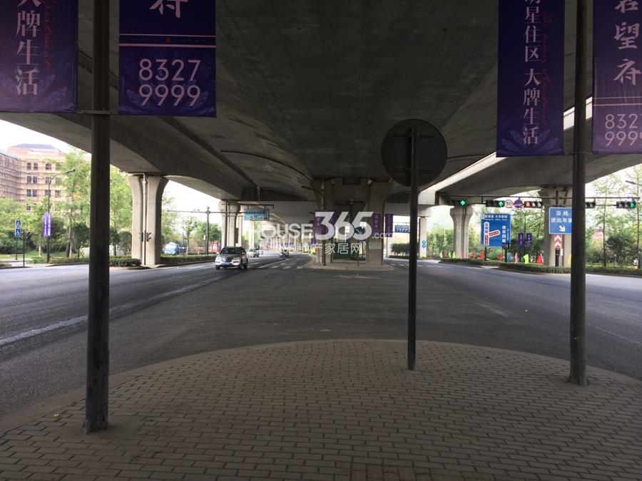 得力名望府道路边上的广告牌