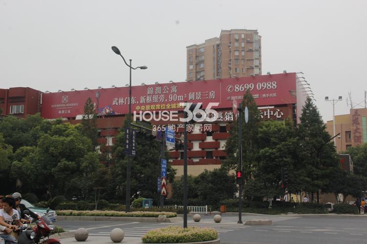 信宇锦润公寓机场路的广告牌实景图 2014年9月摄
