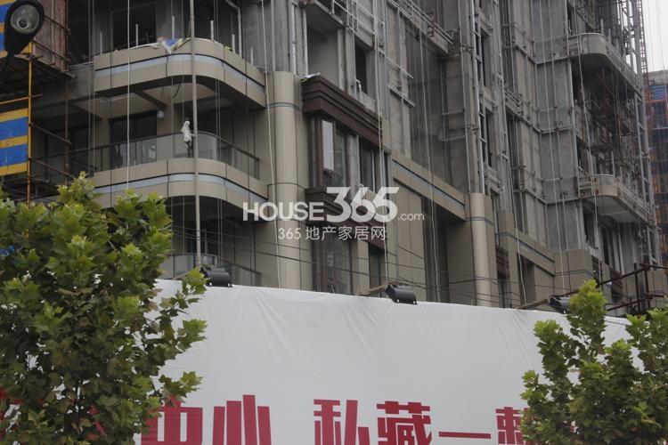 信宇锦润公寓外立面施工实景图 2014年9月摄