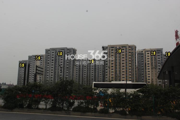 万科紫台1—7号楼施工实景图 2014年9月摄