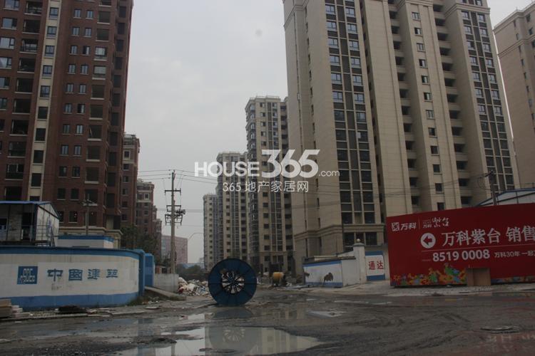 万科紫台东侧施工入口实景图 2014年9月摄