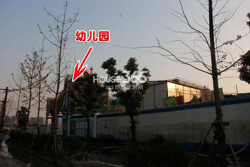 金地格林格林南侧的幼儿园实景图 (2014年10月摄） 
