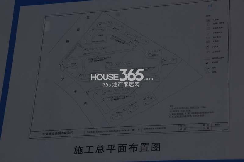 金地格林格林施工大门前的总平面图 (2014年10月摄） 