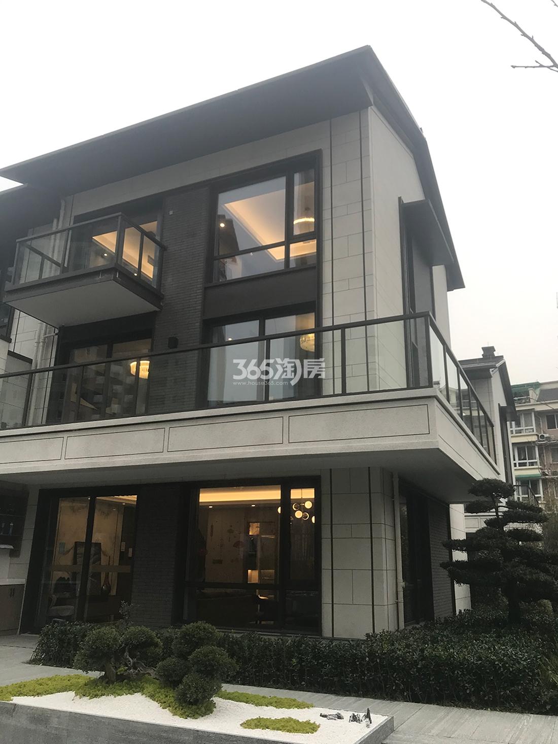 万科西望1#  主体结构封顶（展示房和实体样板装修完成）