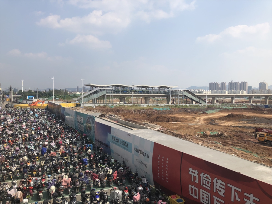 中垠紫金观邸北面的有轨电车站点实景图（10.10）