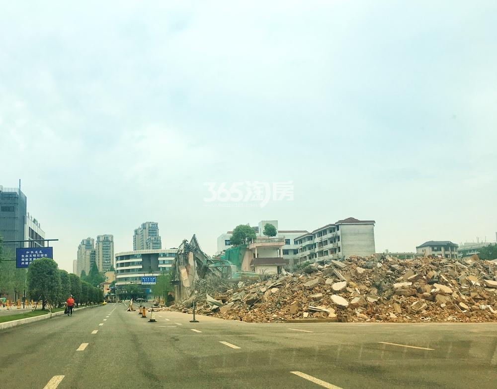 湖山壹品苑周边果品批发市场拆迁中（5月摄）