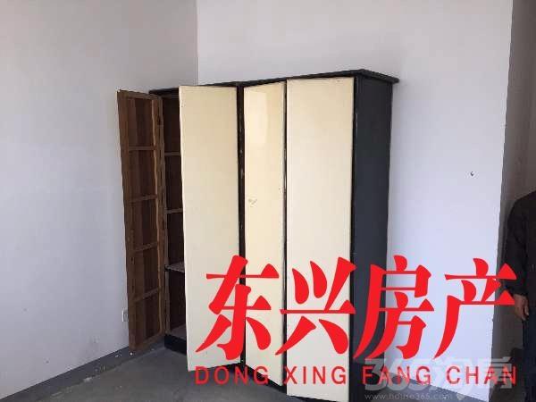 东兴房产承诺:东兴房产承诺: 发布所有房源绝对真实存在!每一笔交易我们都要把控风险!让您放心! 投诉电话:0553-4812123 购房优惠新政策: 好消息!好消息! 现在不管您名下多少套房子,只要无贷款都可以按7成贷款了! 喜欢此套房请电联东兴房产陶绍勇:17730326348 最新贷款利率政策:公积金贷款利率3.