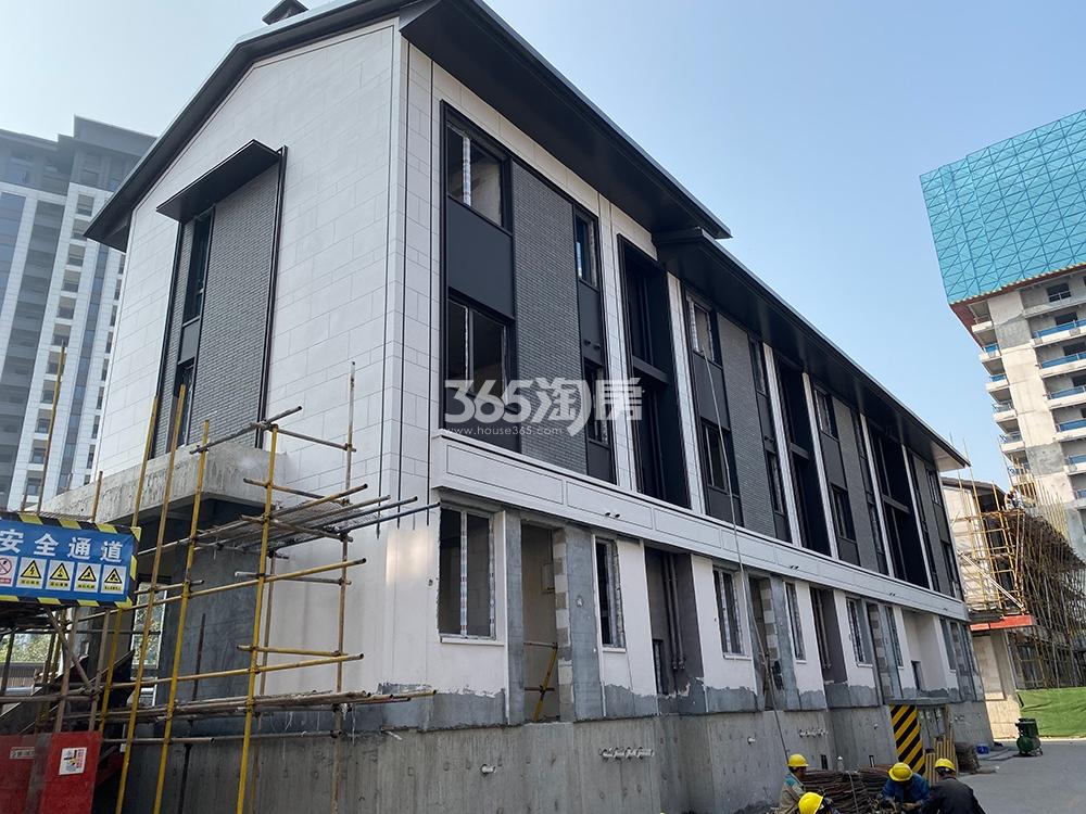 4#主体结构封顶，内粉、外粉、外立面涂料、钢构、窗框完成，栏杆施工中