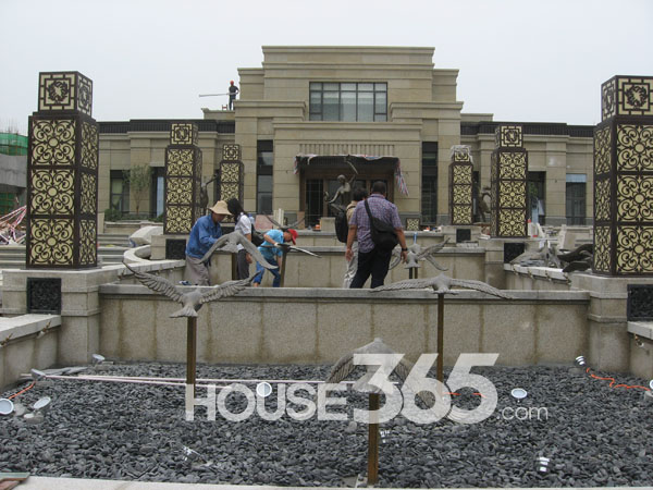 保利拉菲公馆售楼部正在建设中（2012.05）
