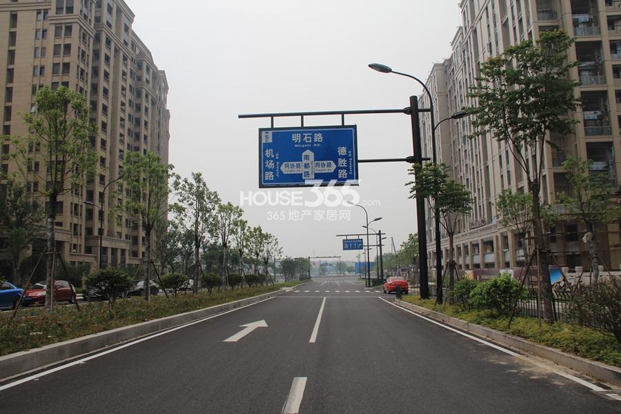 南都路上的滨江金色黎明（右）和万科草庄（左）实景图 2013.5