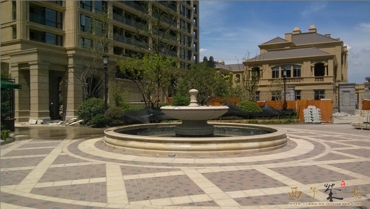 2013年8月中旬绿城明月江南中央景观水池