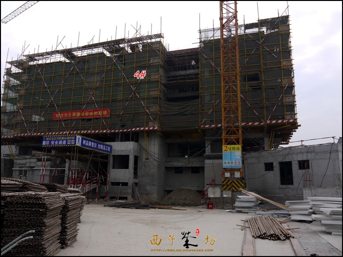 万科紫台4号楼施工实景图 2013.12摄