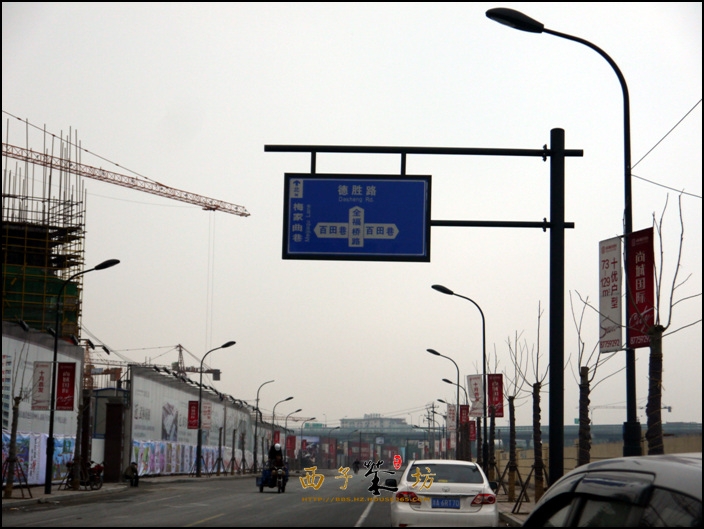 小编站在全福桥路上 拍到是项目的西北侧一角 2013.11摄