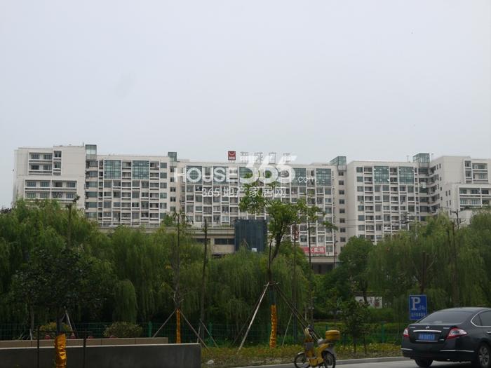 丁兰广场周边配套——新城广场实景图 2014.7.19摄