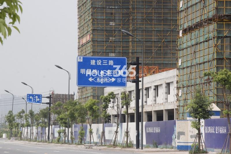 顺发恒园现场的路牌实景图 2014年7月中旬摄