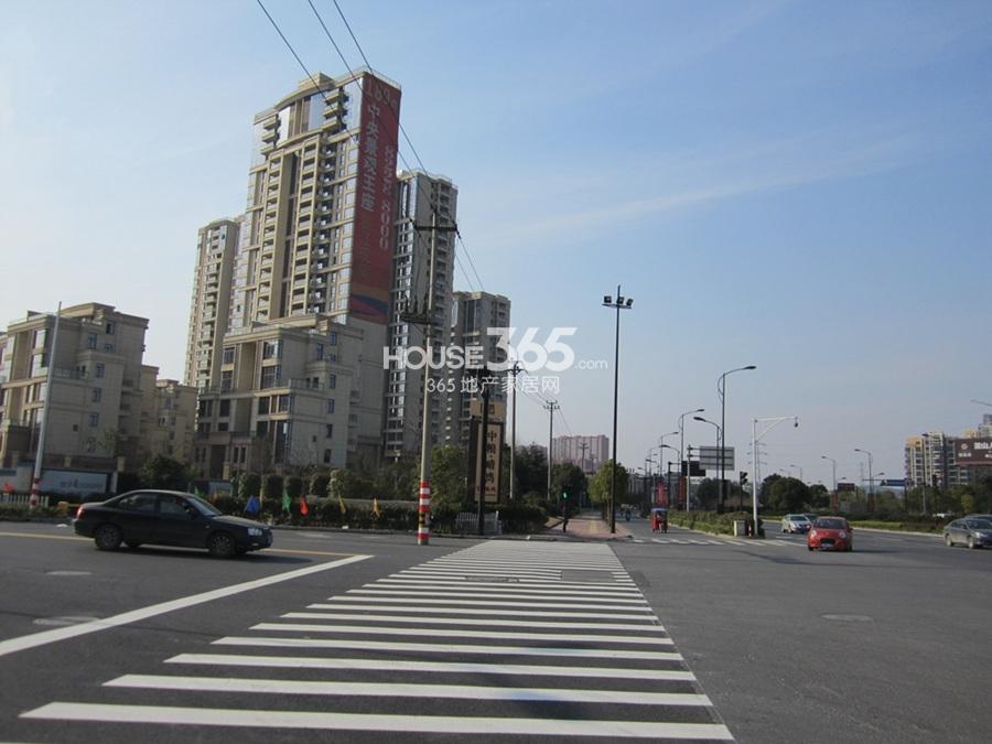 中粮云涛名苑时代大道与湘湖路交叉口的实景图 2014年摄