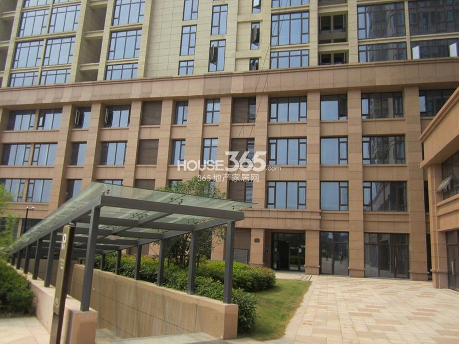 中粮云涛名苑酒店式公寓（非机动车）停车入口实景图 2014年摄