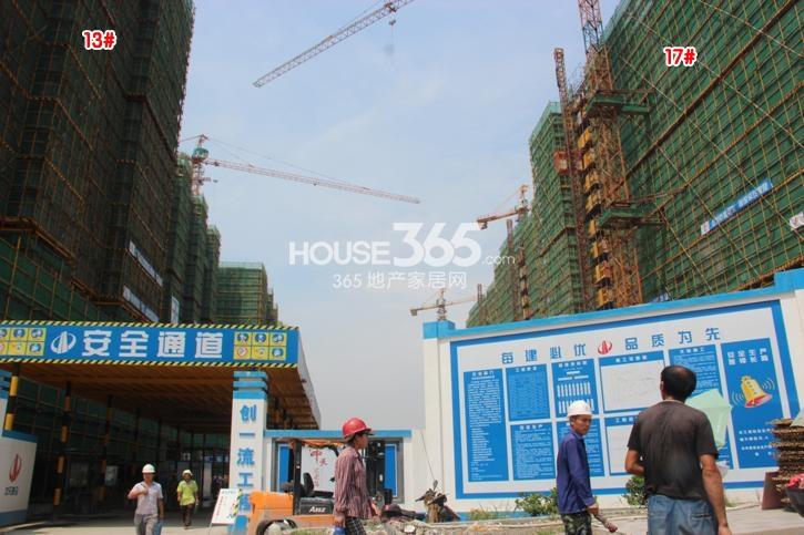 龙湖名景台13、17号楼施工现场实景图 2014年8月摄 