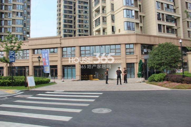 中粮云涛名苑商业街施工实景图 2014年8月摄 