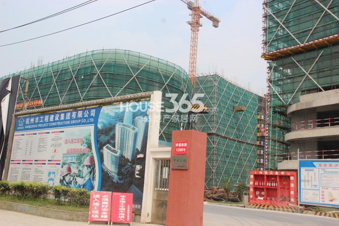 GEC金沙国际现场施工大门上的公告栏 2014年8月摄