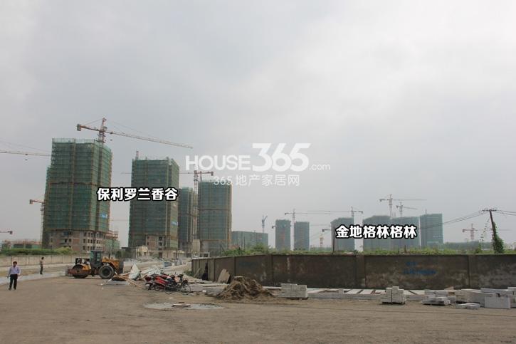 保利罗兰香谷与周边金地格林格林实景图（2014年9月摄）