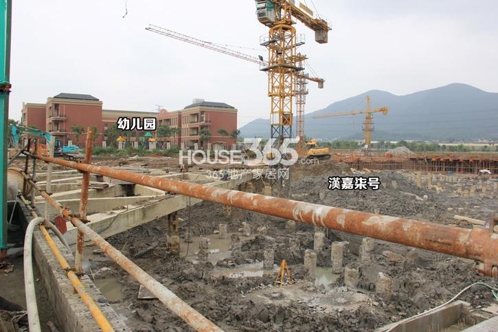 漢嘉柒号施工现场和周边幼儿园实景图 （2014年9月摄）