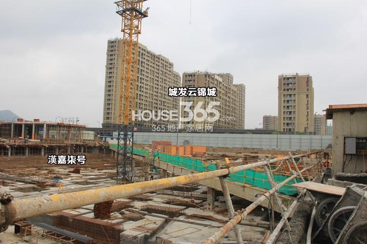 漢嘉柒号施工现场和周边城发云锦城实景图 （2014年9月摄）