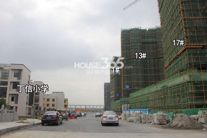 龙湖名景台1、13、17号楼和周边丁信小学施工实景图 2014年9月摄