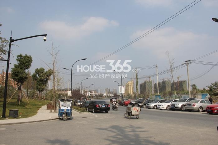 世茂东壹号周边配套—建华路实景图 2014年10月摄