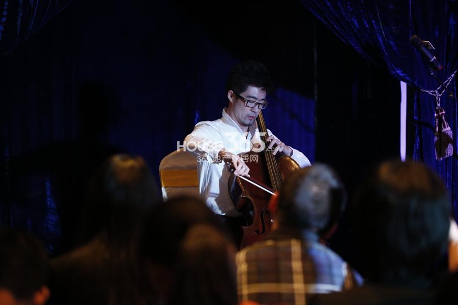 阳光城上府样板房开放当天的大提琴表演 2014年10月18日摄