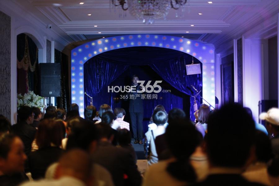 阳光城上府样板房开放当天的魔术表演 2014年10月18日摄