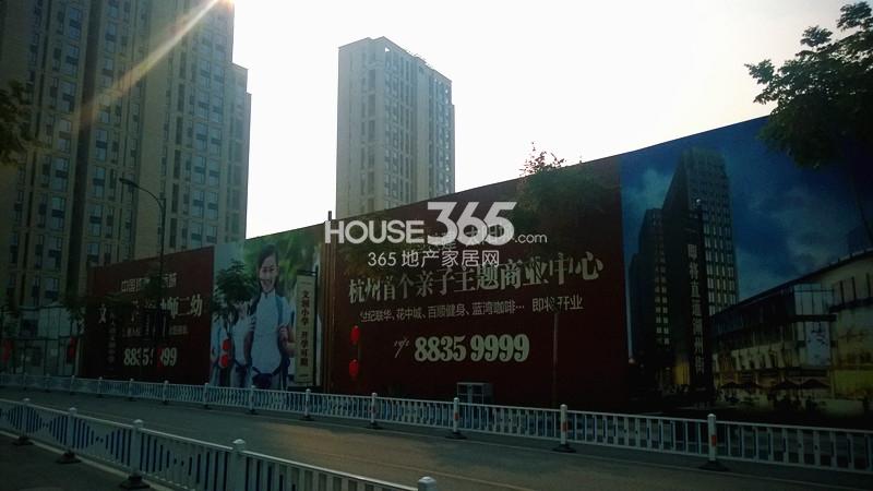 2014年11月底中国铁建国际城项目实景--围挡广告