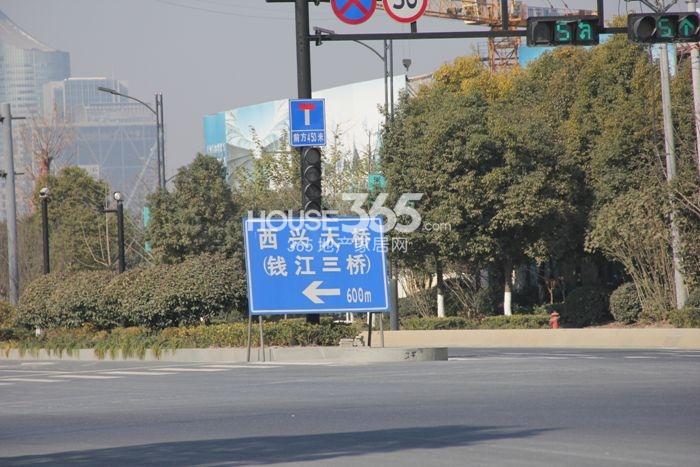 2014年12月底莱蒙水榭春天项目实景--周边路牌