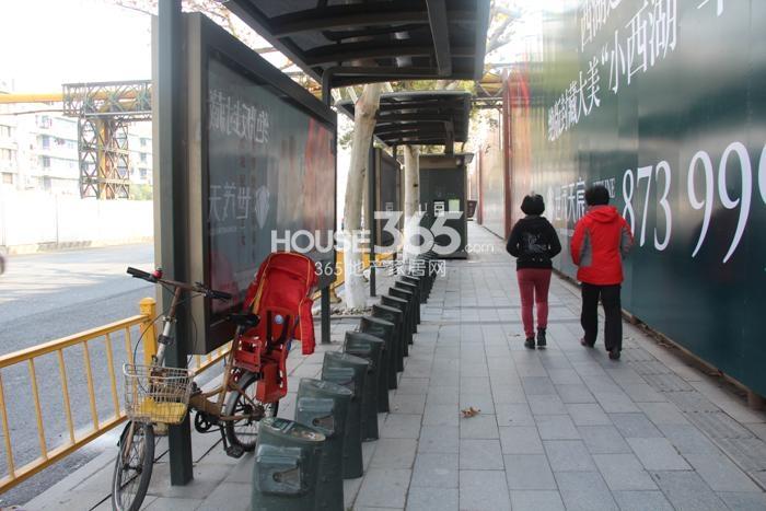 滨江华家池艮山西路上的公共自行车租赁点