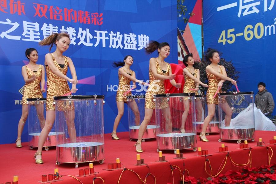 百富联合国际展示中心开放当天的表演 2014.12.27摄