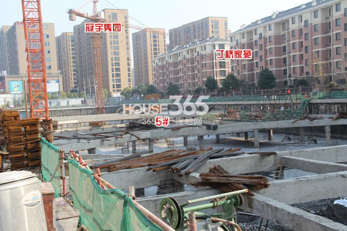 置鼎明珠1号项目5号楼施工现场实景图 2014年12月摄