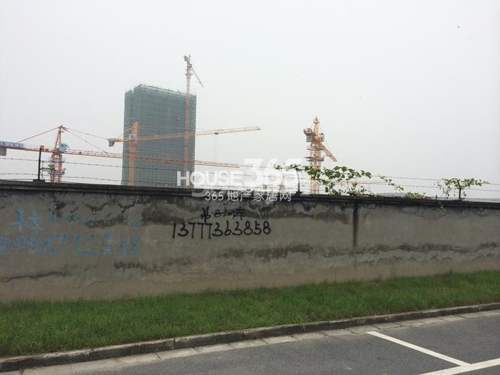 龙湖旭辉春江悦茗工地吊机实景图 2015.7摄