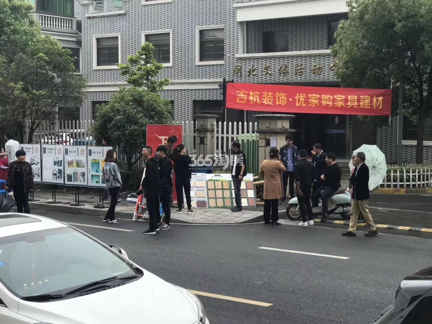春意江南名邸安置房交付现场的装修公司（2019年4月摄）