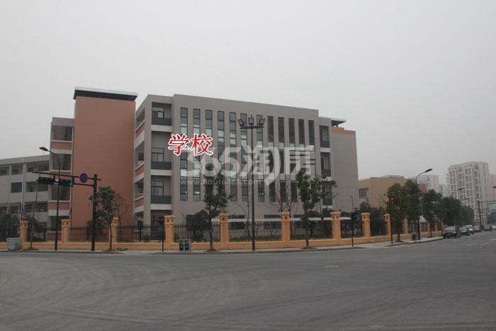 卓越蔚蓝领秀周边学校实景图 2015年12月摄