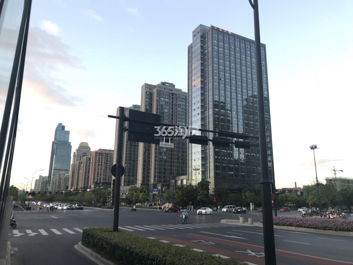 中旅名门府附近建设一路与市心路交叉口实景图 2018年7月摄