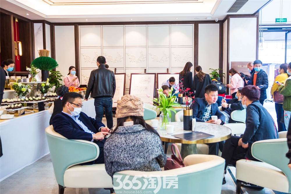 伟星政务壹号城市展厅开放实景图——购房者在讨论