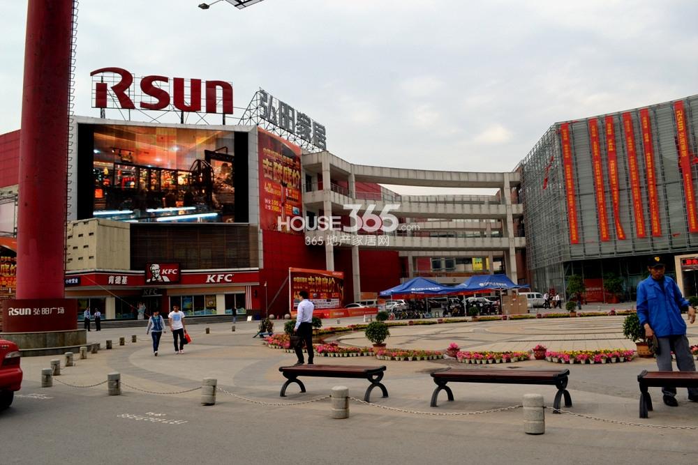 旭日上城周边配套——弘阳广场实景图(4.16)