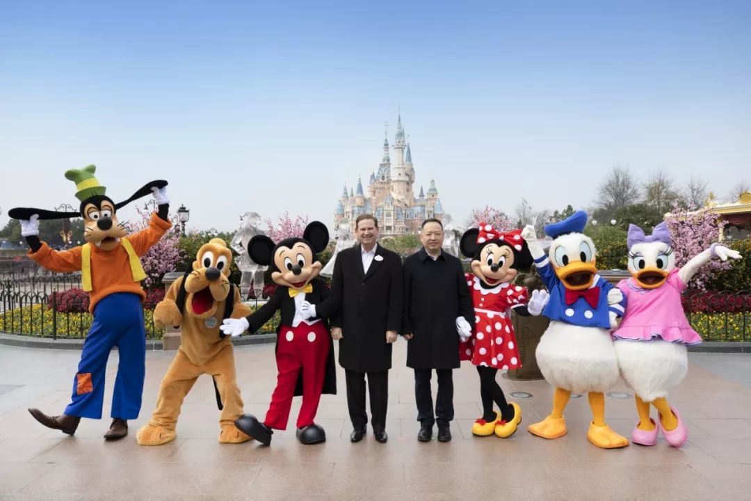 【双方代表与迪士尼朋友们合影】