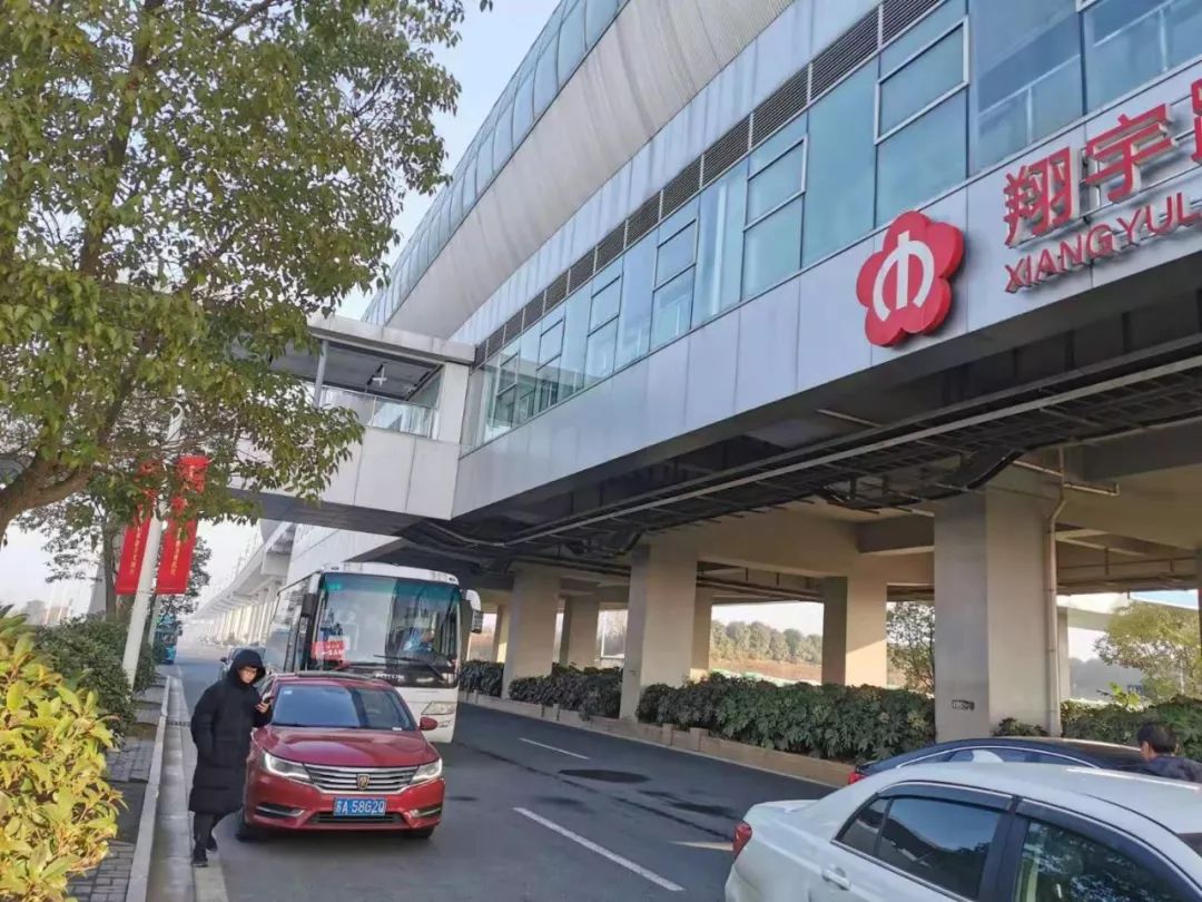 我从翔宇路北地铁站出来,就看到了柏景湾的大巴车在马路边等待,接送